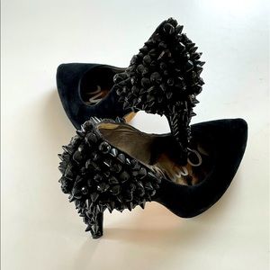 Women’s black embellished suede pumps!